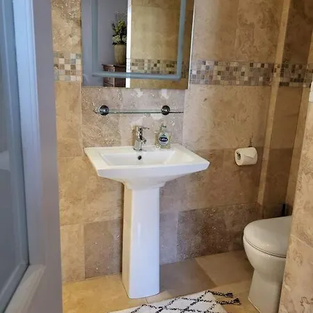 펜션 Homely 4 Bed Characterful