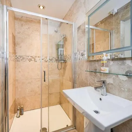 Homely 4 Bed Characterful 펜션 페이틀리브리지