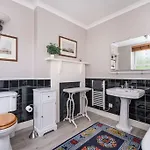 Homely 4 Bed Characterful 度假居 *