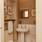 Homely 4 Bed Characterful 佩特利布里奇