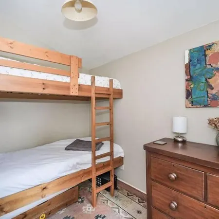 Homely 4 Bed Characterful 度假居 *